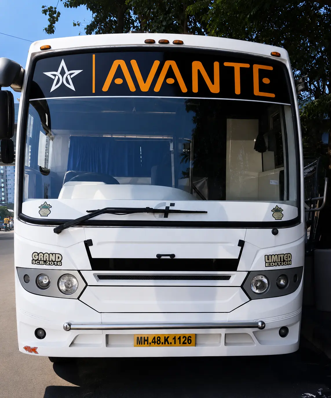 Luxury bus 31 seater front