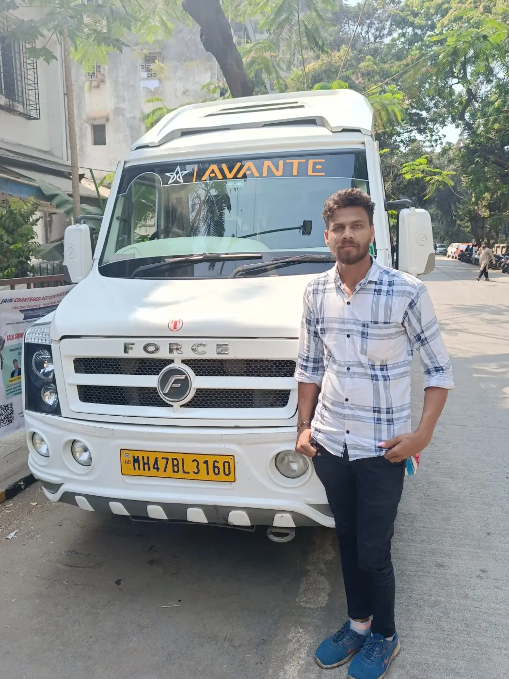 Tempo traveller force front